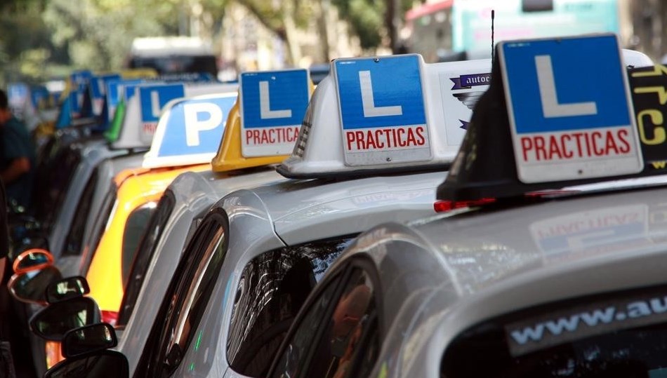 Coches de autoescuelas aparcados en una ciudad española
