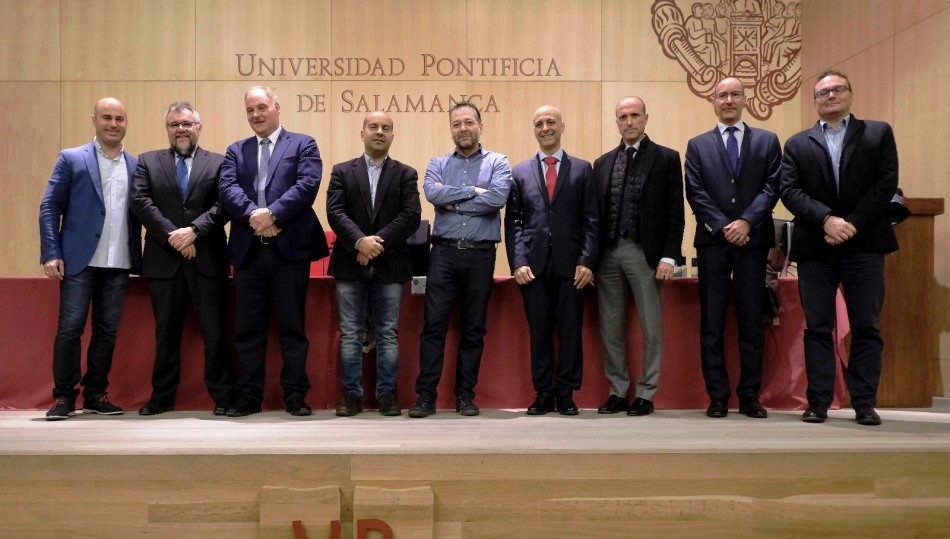 Foto familiar de los premiados en el salón de actos de la UPSA