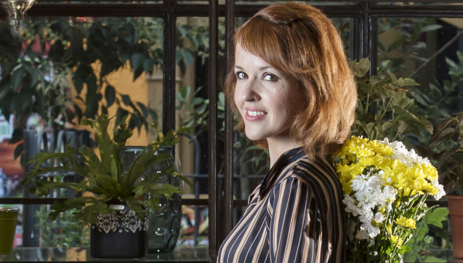 Vanessa Montfort posa con un ramo de flores