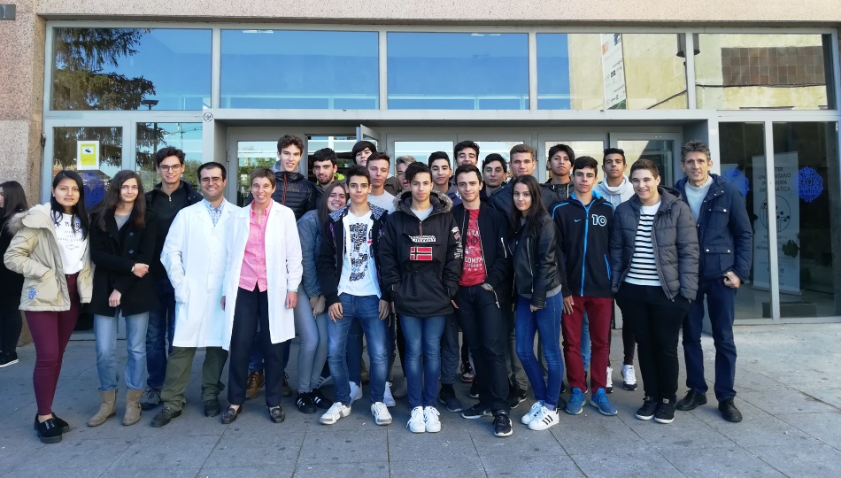 Alumnos de bachillerato participantes en la actividad ‘Cristalizaciones asombrosas’ de la Universidad de Salamanca