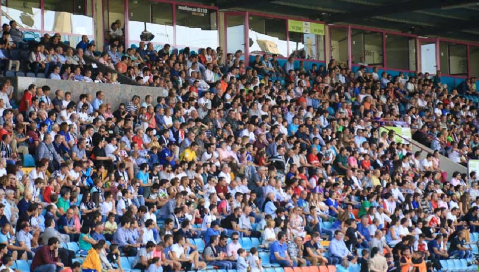 Aspecto de la tribuna del Helmántico en un partido.