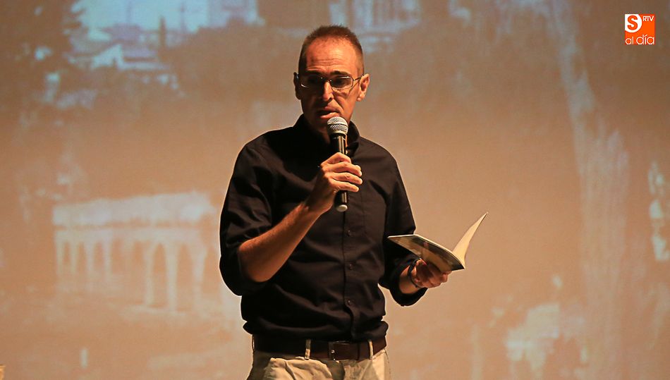 Armando Manrique Cerrato presentando su nueva novela / FOTOS: ALBERTO MARTÍN