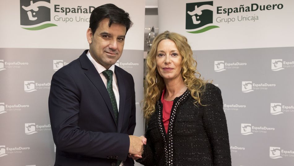 Manuel Rubio, director territorial de EspañaDuero; y Nieves García Blanco, presidenta de CECAP Castilla y León