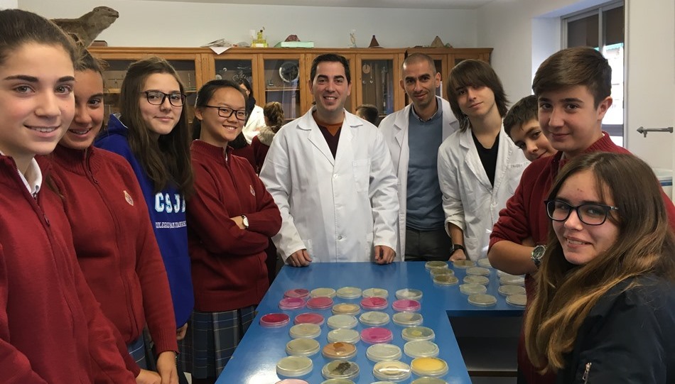 Alumnos del Colegio San Juan Bosco junto a científicos de la Universidad de Salamanca