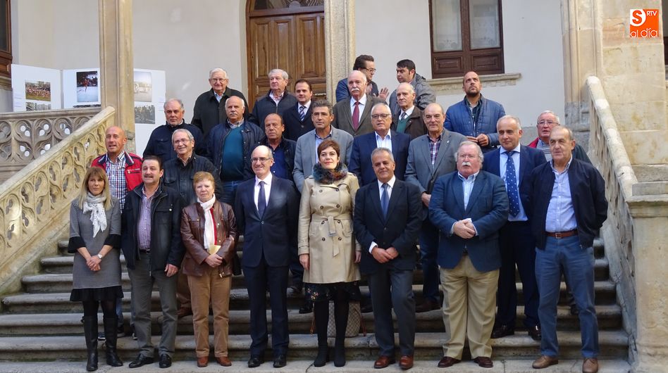 Foto de familia con los alcaldes en el Patio de la Salina anes del inicio del acto