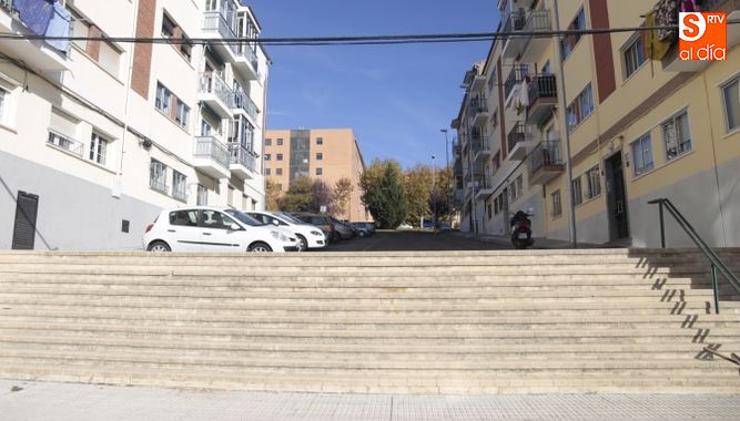 Las escaleras, un problema para la movilidad de los más mayores. Fotos: Alejandro López