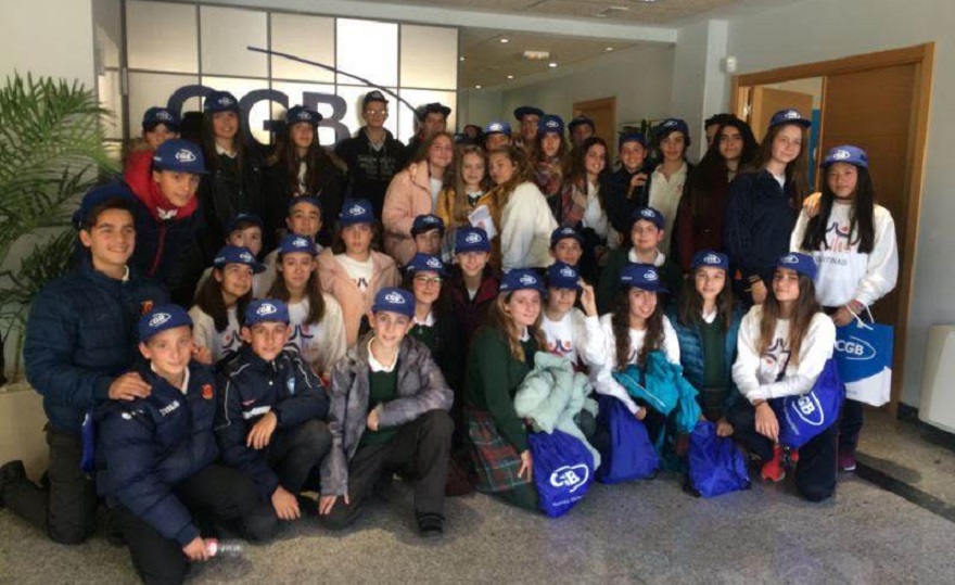 Foto de grupo de los alumnos en la sede de CGB.