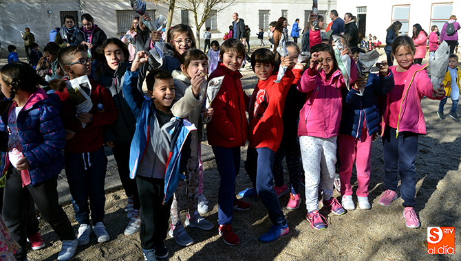 Decenas de alumnos del colegio Miguel de Unamuno participaron este viernes en una gran castañada