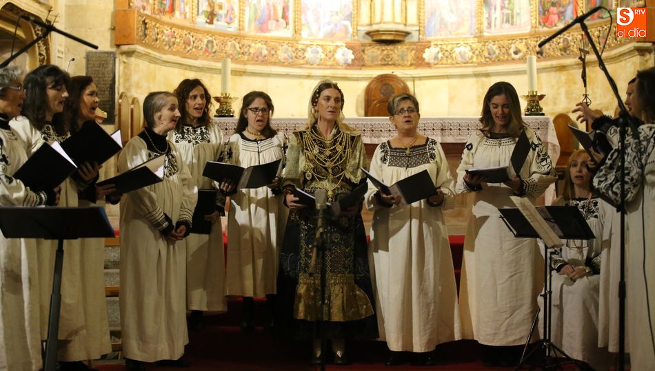 Un instante de la representación con al retablo de la Catedral como fondo. Foto: Alberto Martín