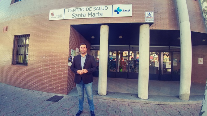 David Mingo, alcalde de Santa Marta, a las puertas del centro de salud