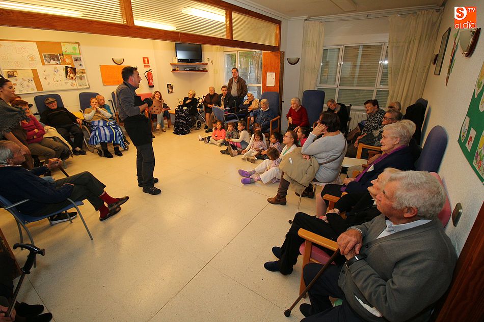 La castañada reunió a mayores y pequeños en la residencia de Ledrada