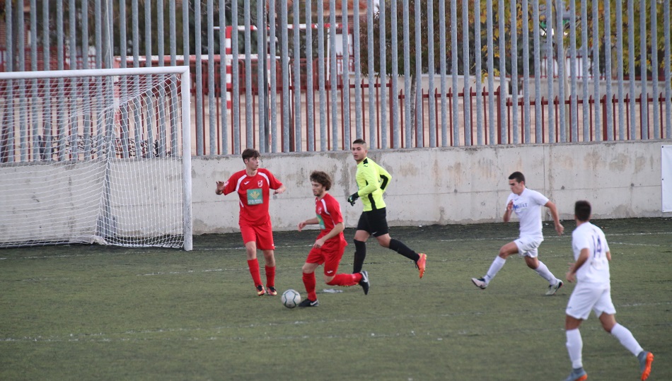 Un jugador del Navega aguanta el balón ante la presión de un rival del Ribert. Foto: Alberto Martín