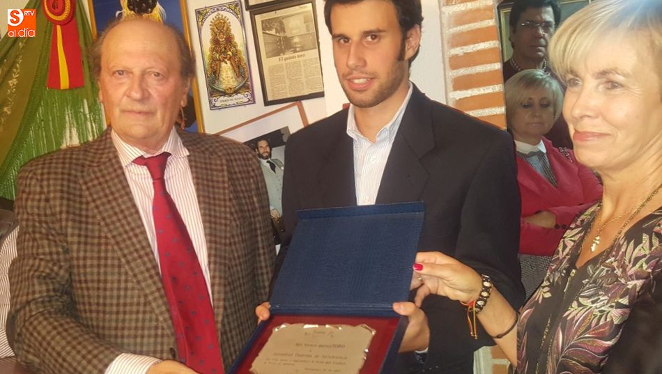 Gonzalo Sánchez recibía el galardón de manos del presidente de El Quinto Toro / FOTOS: MARÍA FUENTES