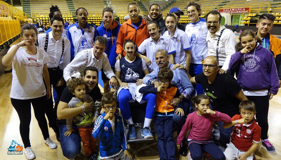 Foto familiar de las jugadoras y cuerpo técnico a favor del Movember Charro