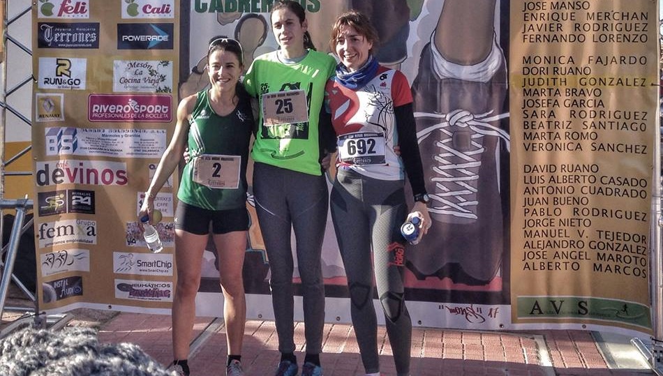 Marta Romo, flanqueada por Verónica Sánchez y Silvia González en el podio de la prueba. Foto: JC Ferrero FB