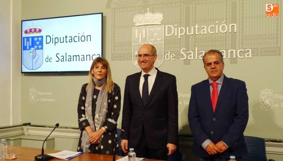Los diputados del Área de Bienestar Social, Eva María Picado y José María Sánchez, junto al presidente de la Diputación, Javier Iglesias