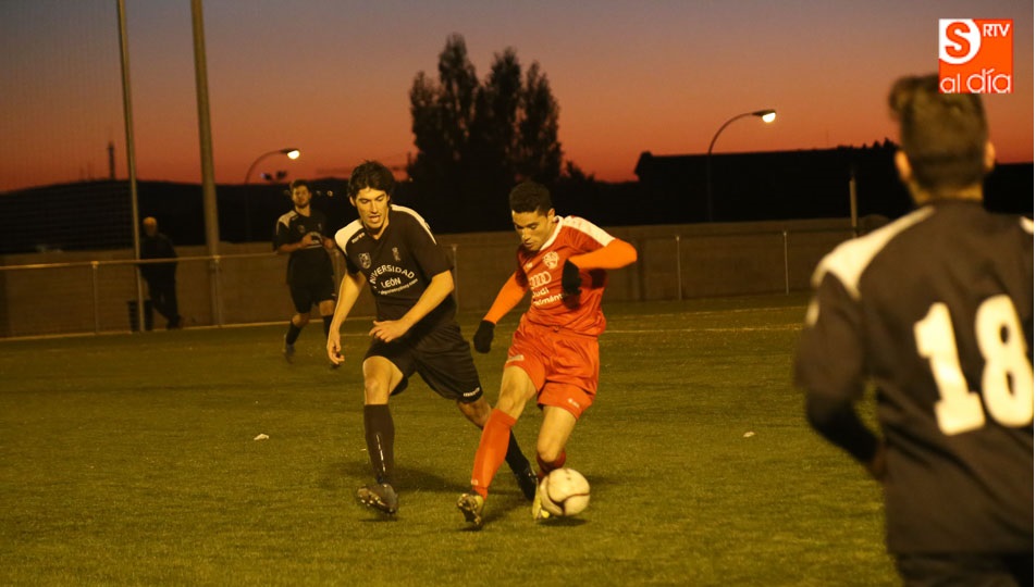 Un jugador del Hergar Camelot avanza con el balón ante la presión de un rival. Fotos: Alberto Martín