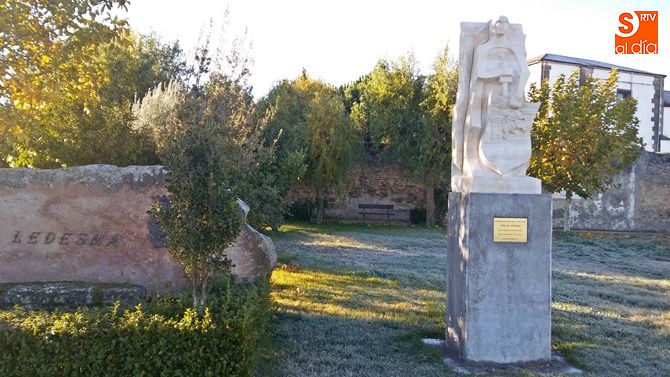 Escultura de Beltrán de la Cueva a la entrada de Ledesma