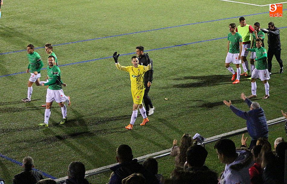Los jugadores del CD Guijuelo estallaron de felicidad tras empatar en el último minuto frente al Pontevedra