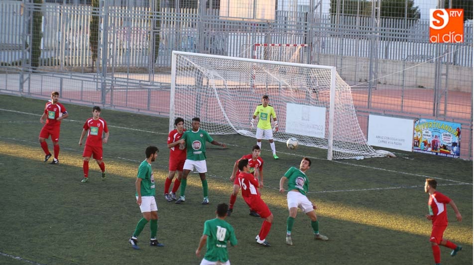 Los jugadores del Navega defienden una jugada a balón parado del Puente Castro. Fotos: Alberto Martín