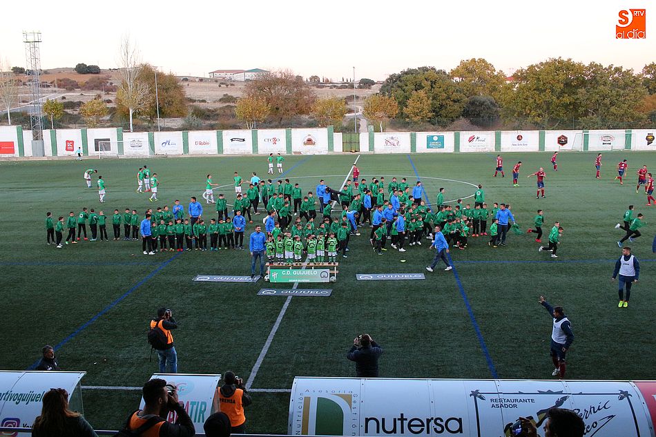 Todos los jugadores de la cantera del Club Deportivo Guijuelo desfilaron ante el público en el Municipal