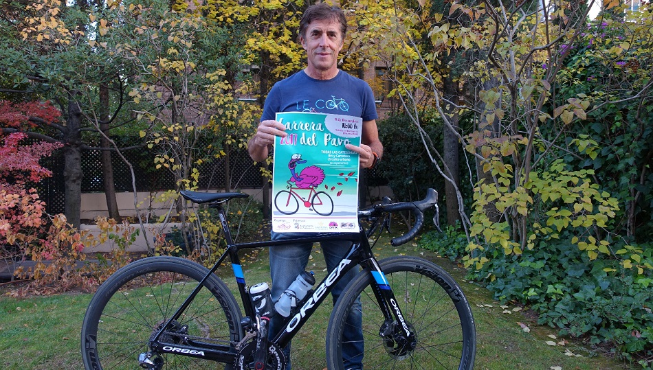 Perico Delgado, con el cartel anunciador de la prueba salmantina.