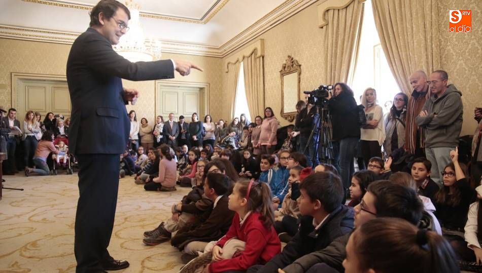 El alcalde, Alfonso Fernández Mañueco, se dirige a los niños asistentes. Foto: Alejandro López