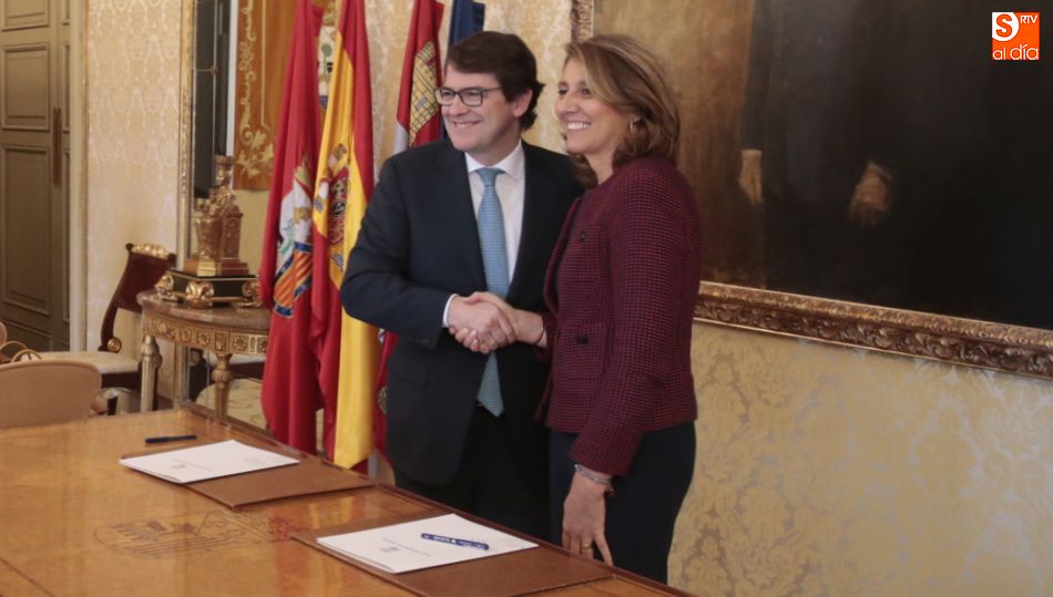 El alcalde, Alfonso Fernández Mañueco, y Begoña Cristeto Blanco, del EOI, en la firma. Foto: Alejandro López