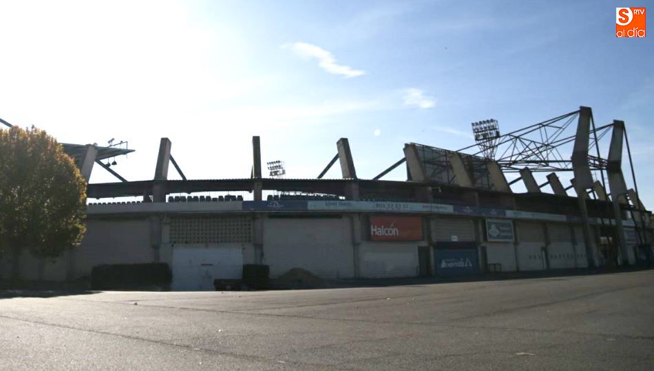 Aspecto exterior del fondo norte del estadio Helmántico