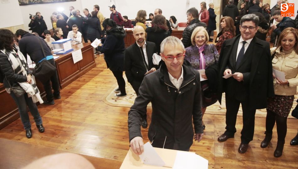 Ricardo Rivero en el momento de ejercer su voto. Foto: Alejandro López