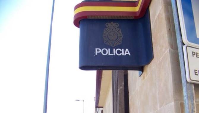 Cartel de la Policía Nacional en la calle Jardines de Salamanca