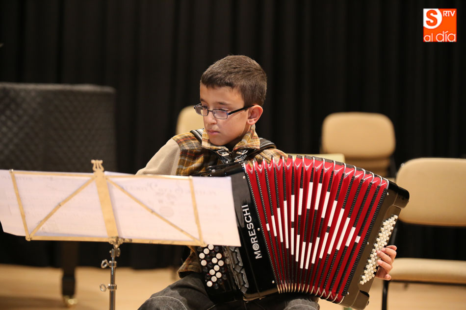 Un niño de la Escuela Santa Cecilia toca el acordeón en una audición
