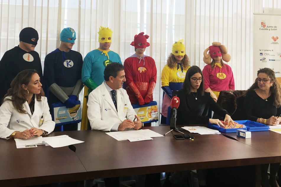 Un instante de la presentación con la presencia de los superhéroes.