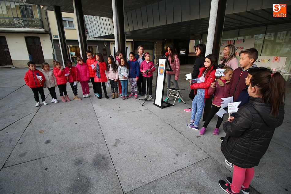 Los más pequeños leyeron en la plaza Mayor de Guijuelo los diferentes derechos del niño