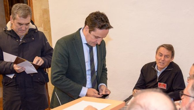 Juan Manuel Corchado vota en el aula Francisco Salinas