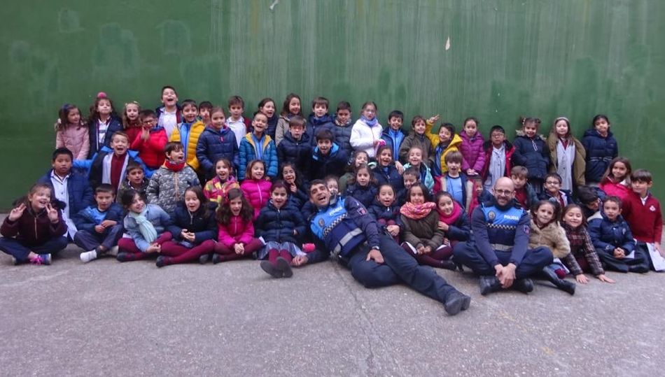 Los alumnos, en el patio, con los Policías Locales que participaron en la actividad.