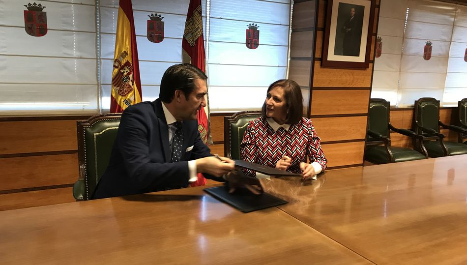 El consejero Suárez-Quiñones y la alcaldesa, Carmen Ávila, durante la rúbrica del acuerdo.
