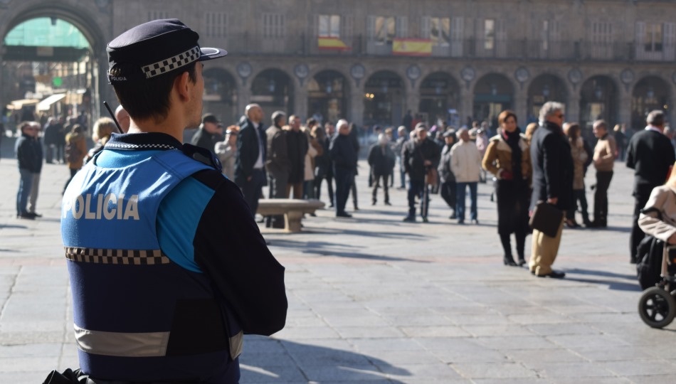 Un Policía Local observa a los transeúntes en la Plaza Mayor