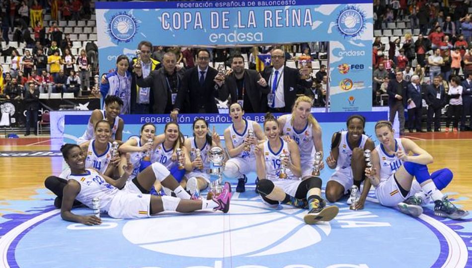 Las jugadoras del Avenida, con los trofeos tras ser campeonas la pasada temporada
