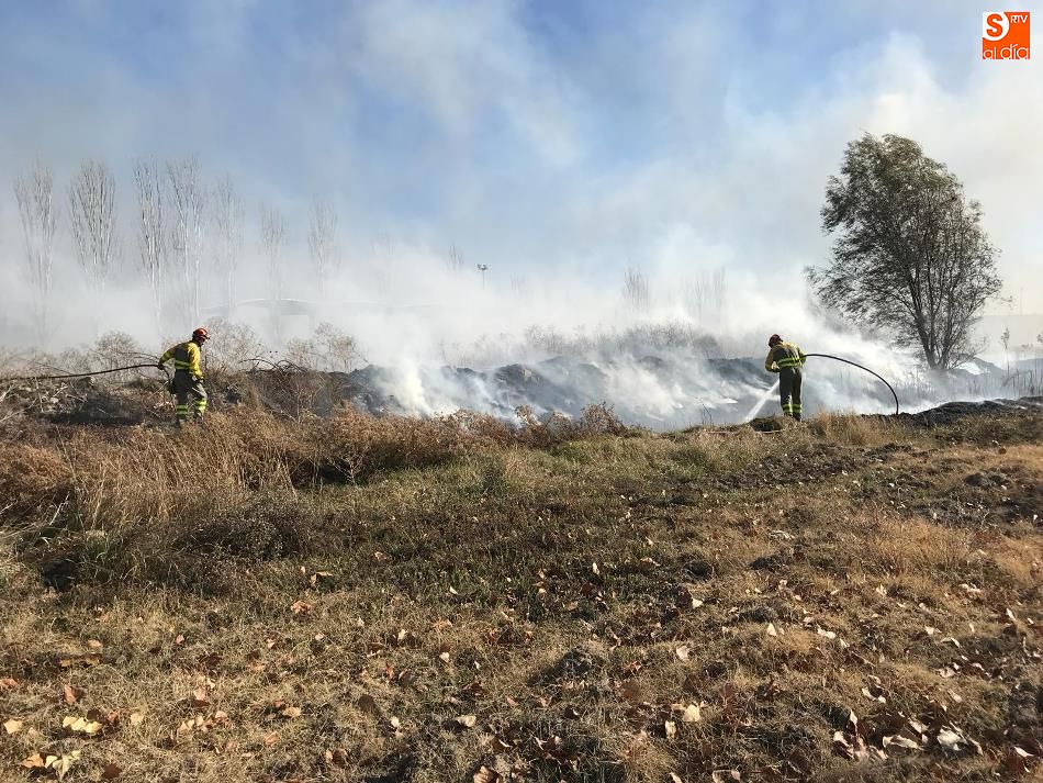 Bomberos de la Diputación sofocando las llamas de este incendio en Alba de Tormes