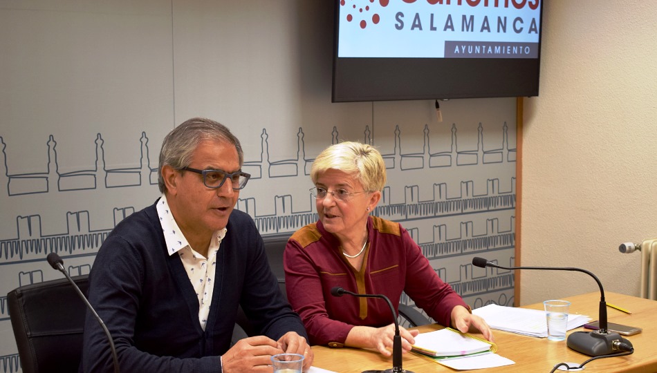 Gabriel Risco Pilar Moreno, concejales Ganemos Salamanca, en la sala de prensa