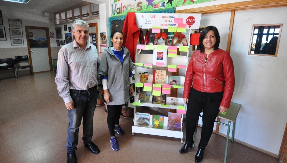 Silvia González, a la derecha, en uno de los centros que ha visitado
