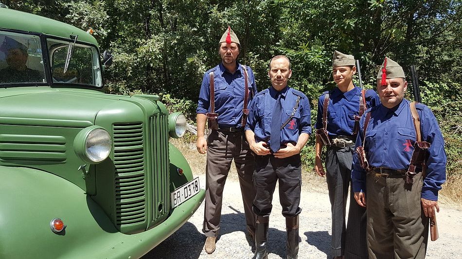 Isidro Luengo, segundo por la izquierda, junto con varios actores durante el rodaje de Los baraños del alba