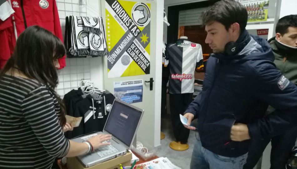 Unos aficionados realizan la compra de las entrada para ver el partido del domingo