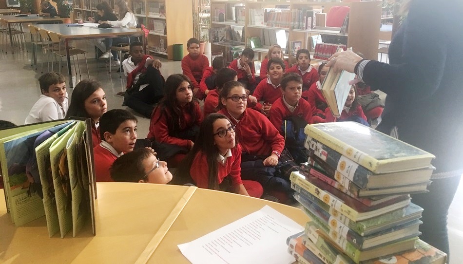 Alumnos del Colegio Padres Trinitarios acuden a la Biblioteca Torrente Ballester