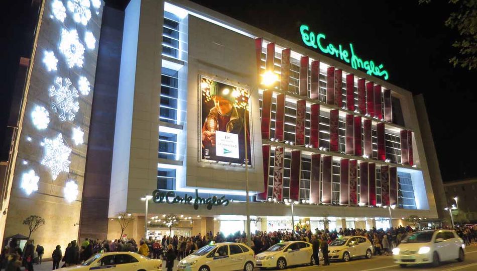 El encendido navideño de El Corte Inglés ya es un acontecimiento social en Salamanca