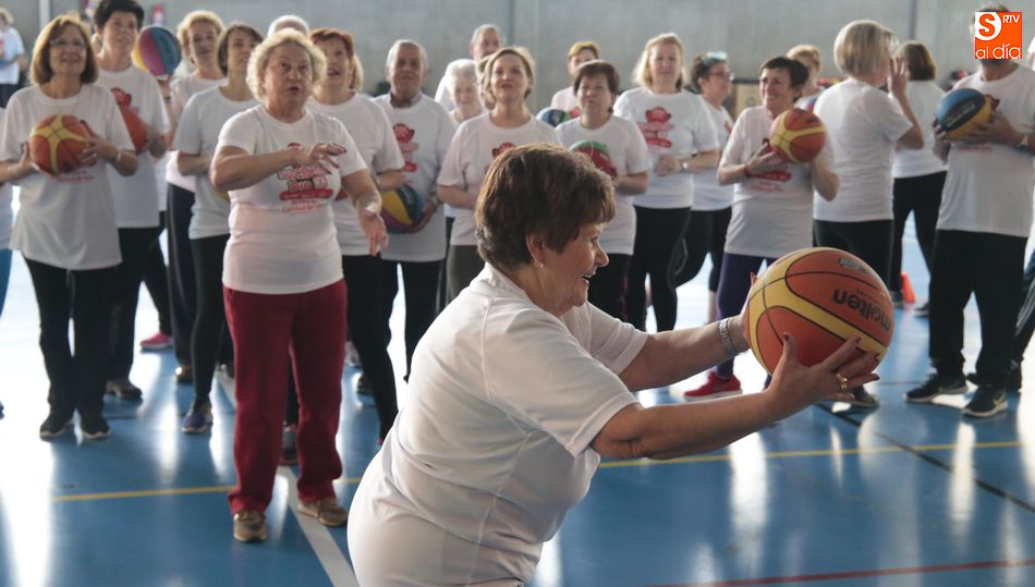 Participantes de SúperSenior’ en el pabellón Julián Sánchez El Charro / Foto de Alejandro López
