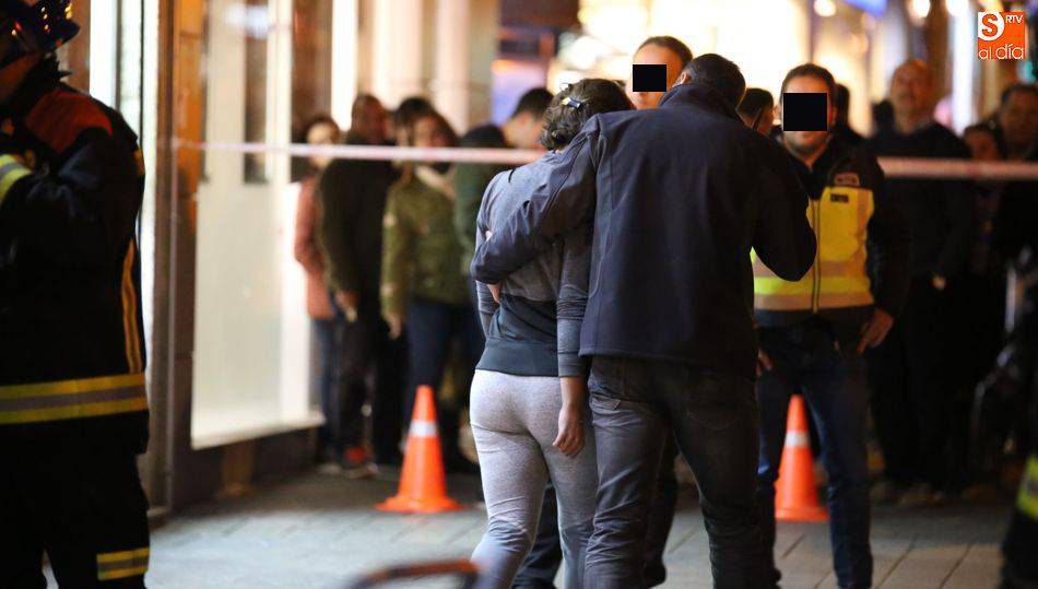 Una joven es acompañada tras salir del edificio. Fotos: Alberto Martín
