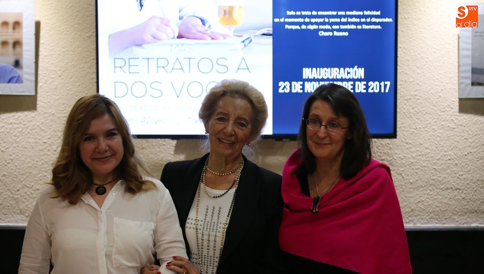 Carmen Borrego y Charo Alonso flanquean a Pilar Fernández Labrador durante la inauguración de la muestra. Fotos: Alberto Martín
