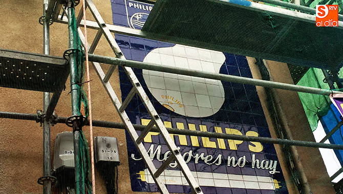 El conocido mural comercial de la calle Félix Mesonero ya se encuentra envuelto en andamios y sera retirado en los próximos días